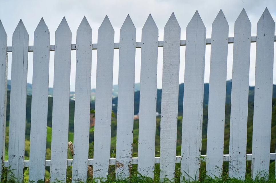 this image shows PVC fencing in Broomfield, Colorado 