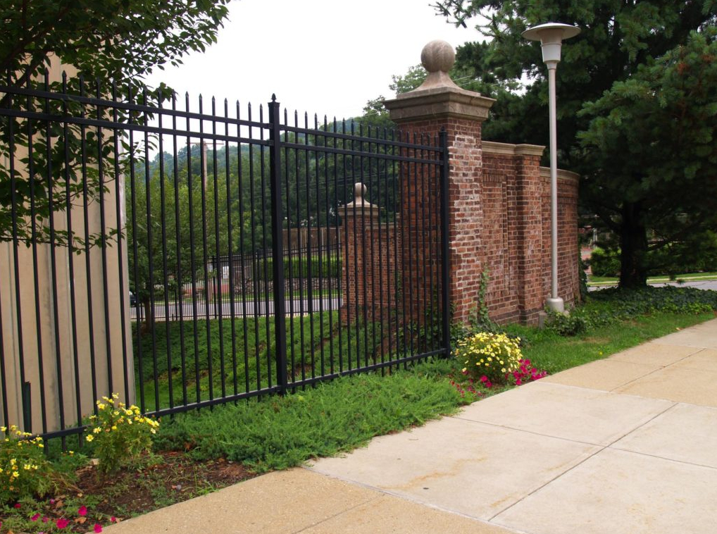 an image of Broomfield driveway gate installation