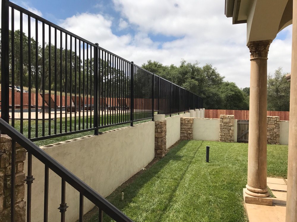 an image of Broomfield fence builder