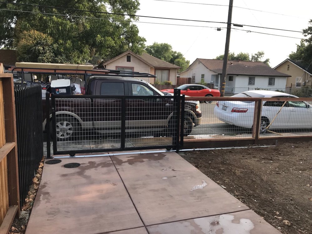 an image of Broomfield fence installation