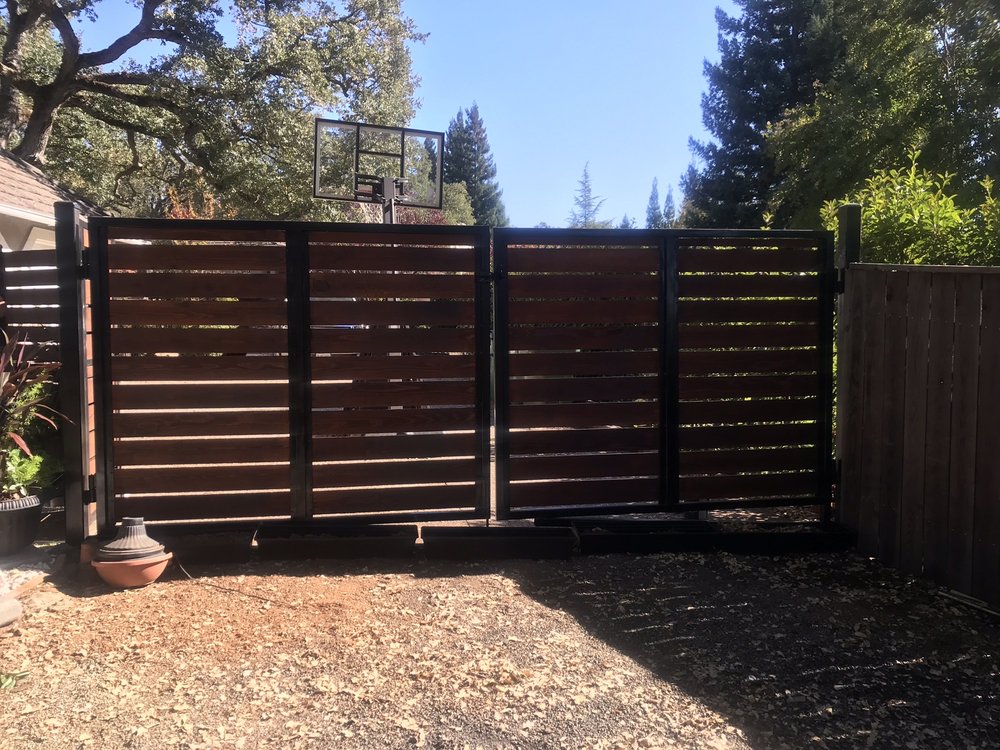 an image of Broomfield metal wood fence