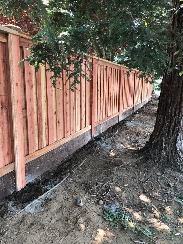 an image of redwood fence of Broomfield, CO