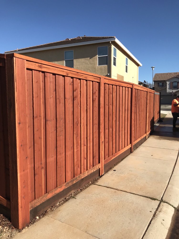 this is a picture of redwood fence in Broomfield, CO