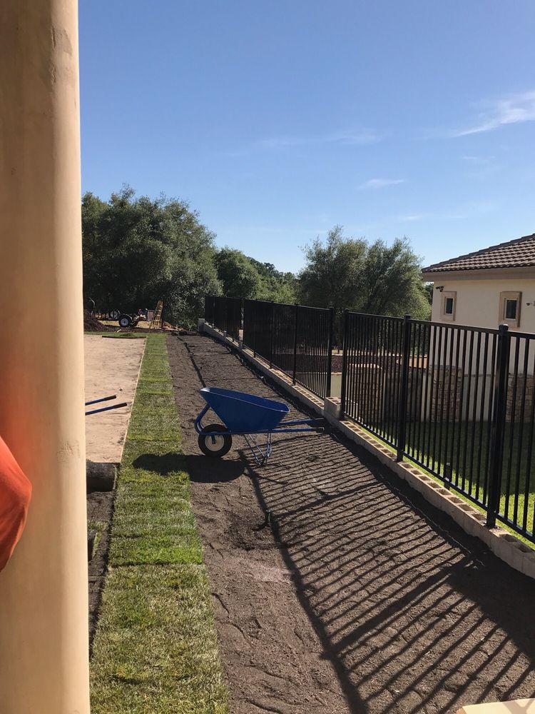 this is a picture of Broomfield fence installation
